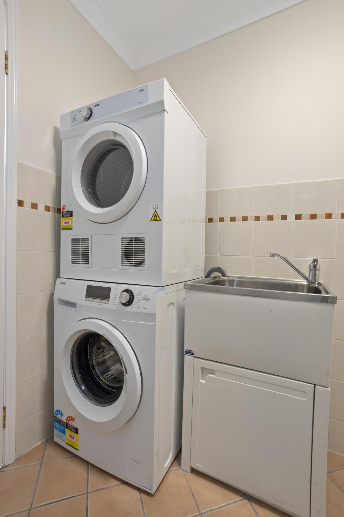 Comfy 2-bedroom Family With Free Parking Apartment *